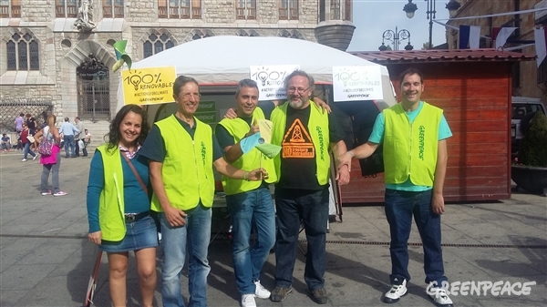 El grupo de voluntas de León en la Plaza de Botines. Día de acción por las renovables