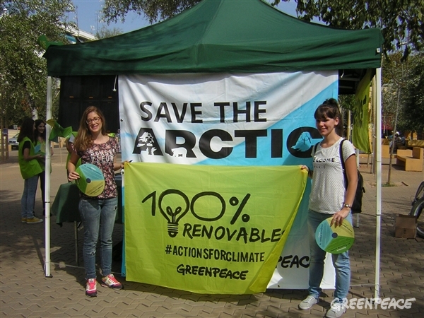  En Sevilla los voluntas de Greenpeace mostrando las ventajas de un modelo 100% renovable.