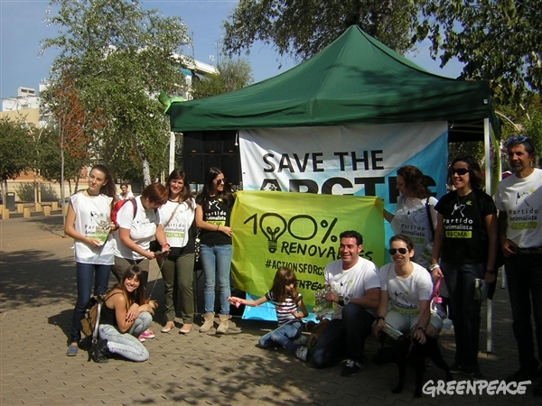 En Sevilla los voluntas de Greenpeace mostrando las ventajas de un modelo 100% renovable.
