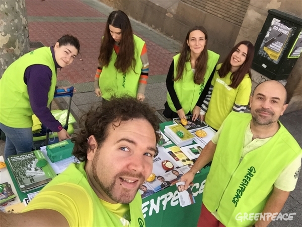 En Zaragoza, en el Paseo de la Independencia, junto a la oficina de Correos, para que todas las personas puedan enviar sus demandas a los principales candidatos.