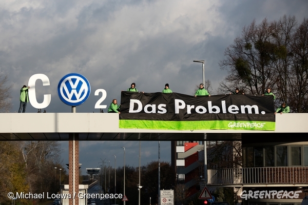 Acción en la sede de Volkswagen en Alemania para protestar contra el fraude en las emisiones.