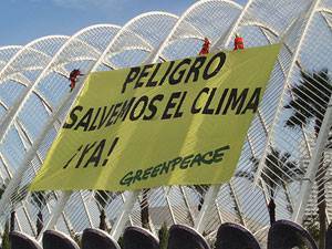 Escaladores de Greenpeace despliegan una pancarta de 400 metros en Valencia