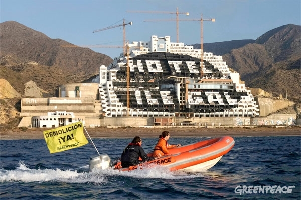 Activistas de Greenpeace denunciando el hotel ilegal de El Algarrobico.