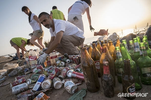 Voluntarios de Greenpeace limpian una playa en Valencia.
