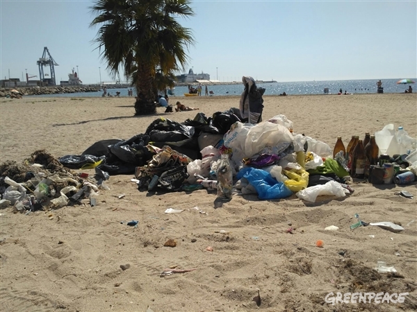 Voluntas recogen plásticos en la playa de San Gabriel (Alicante)