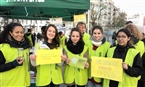 Los voluntarios de Greenpeace salen a la calle para hacer su regalo al planeta