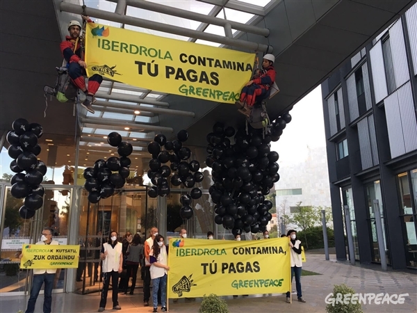 En la sede de Iberdrola en Bilbao para devolverles la contaminación a las empresas más contaminantes.