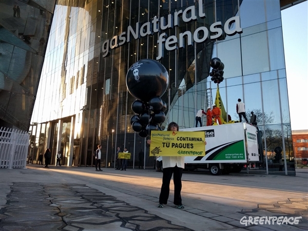 ACCIÓN/ Le devolvemos la contaminación a Endesa, Iberdrola y Gas Natural Fenosa en sus sedes | Greenpeace España