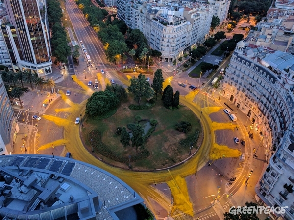 Pintamos un Sol en la plaza Francesc Macia de Barcelona