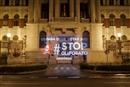 “España debe votar ¡No! #StopGlifosato” en la fachada del Ministerio de Agricultura