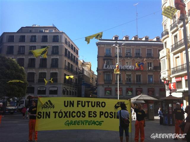 ACCIÓN/ Activistas de Greenpeace cuelgan los sucios" de Nike y Adidas en la plaza de Callao de Madrid | Greenpeace España