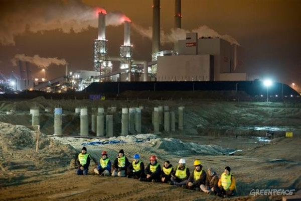 Activistas bloquean la construcción de una central de carbón, en Rotterdam.