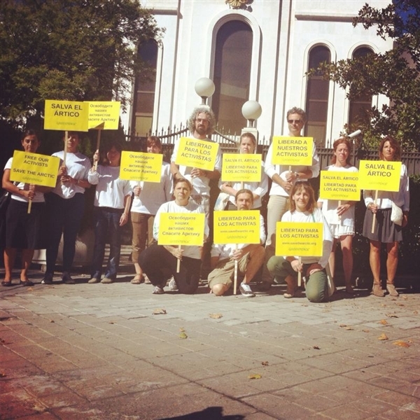 Miembros de Greenpeace reclaman la liberación de la tripulación del Arctic Sunrise frente a la emabajada rusa en Madrid