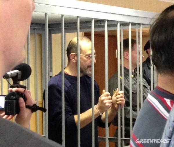 El portavoz Dima Litvinov mientras la audiencia anuncia los dos meses de prisión preventiva