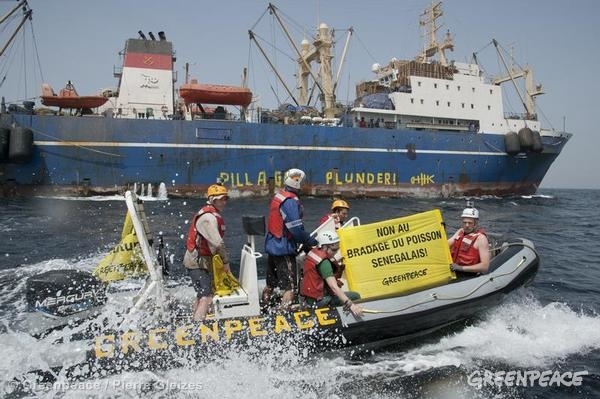 Acción de Greenpeace contra el arrastrero Oleg Naydenov