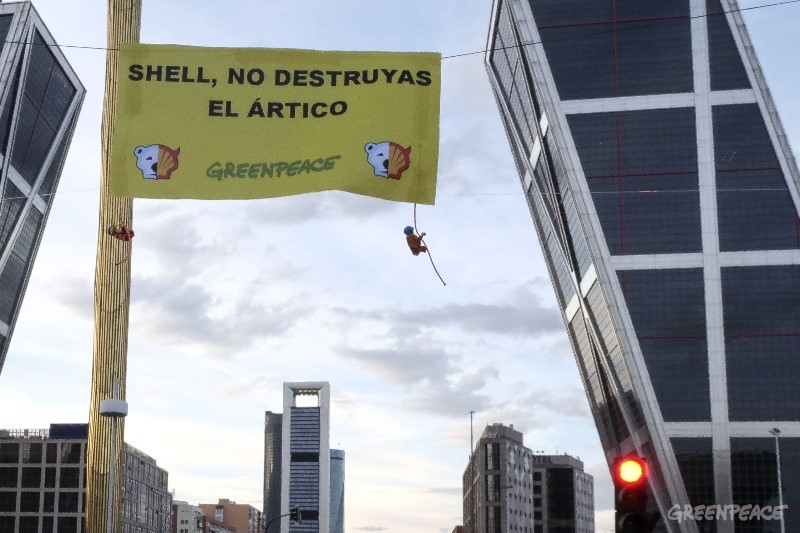 Escaladores de LEGO protestan por su alianza con Shell en un icónico lugar de Madrid