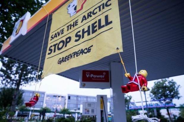 Pequeños escaladores de LEGO protestan en una gasolinera de Shell en Legoland, en Dinamarca
