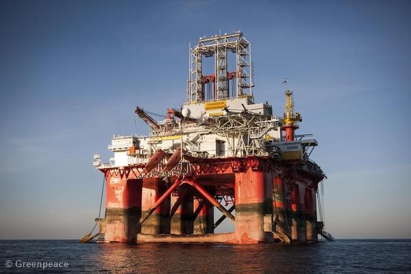 Torre de extracción de petróleo en el mar de Barents