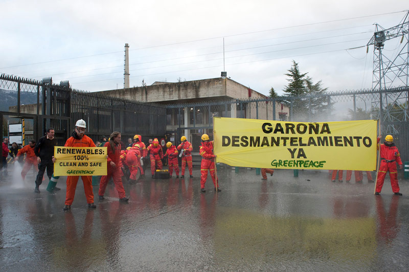 Protesta de Greenpeace frente a la central nuclear de Garoña