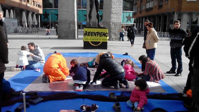 Los voluntas de Madrid en la plaza de Felipe II contra los Monster Boats. Nos presentan al Margiris lituano #STOPMonsterBoats