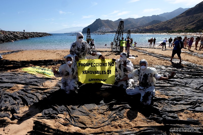Greenpeace simula un vertido de petróleo en la playa de las Teresitas de Tenerife para alertar de la peligrosidad de las prospecciones