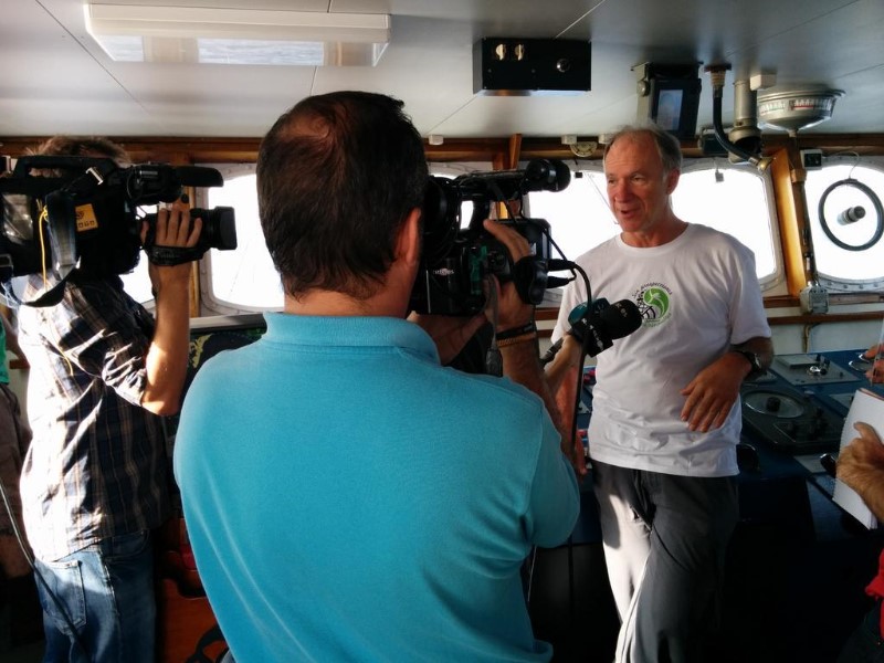 El capitán del Arctic Sunrise atiende a los medios de comunicación en el puente de mando.