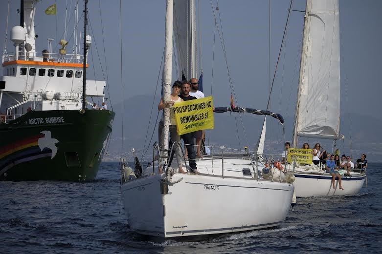 Varias embarcaciones se unen para denunciar el proyecto de prospecciones de Repsol en el mar de Alborán.
