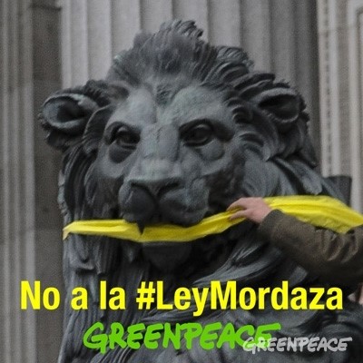 Greenpeace amordaza los leones del Congreso de los Diputados contra la Ley Antiprotesta