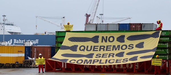 Activistas de Greenpeace protestan contra la exportación ilegal de armas en el puerto de Bilbao.