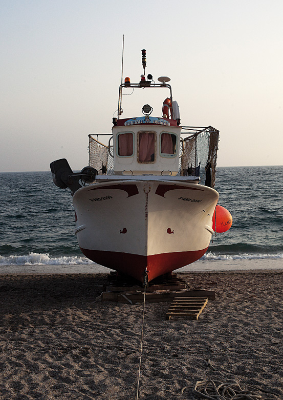 Las pequeñas embarcaciones que faenan en el Cabo de Gata pasan la noche en la arena de la playa.