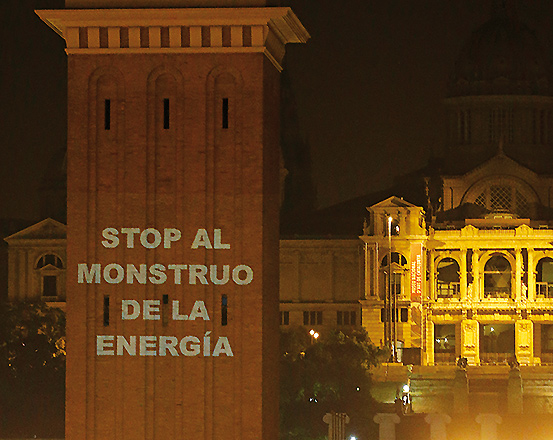 Acción de Greenpeace sobre las Torres Venecianas de Plaza de España en Barcelona bajo el lema  “Salva el clima”.