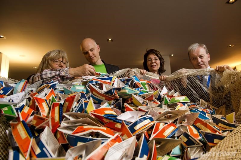 Greenpeace entrega más de 100.000 barcos de papel a la presidencia Irlandesa de la Unión Europea