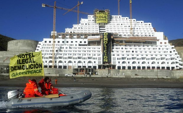 30 activistas de Greenpeace ocuparon el hotel ilegal del Algarrobico