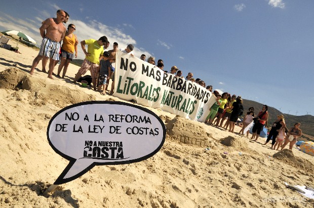 Valdevaqueros (Tarifa-Cádiz) Más de 200 organizaciones que se han sumado al Día de Acción Global en defensa del litoral y contra la reforma de la Ley de Costas.