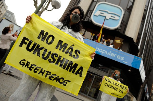 Acción de Greenpeace en las sedes del PP y PSOE para reclamar el abandono de la energía nuclear.<br>