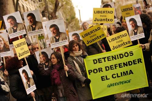 Imágenes de la concentración de hoy (23-12-09) en la embajada de Dinamarca en Madrid, en apoyo a Juan López de Uralde y los activistas detenidos en Copenhague, por defender el clima.