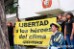 Activistas de Greenpeace despliegan una pancarta