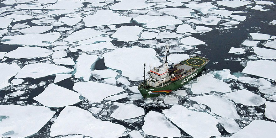 Nuestro barco "Arctic Sunrise" en el Ártico