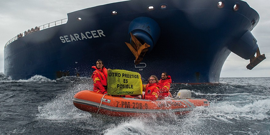 Activistas de Greenpeace se acercaron el 4 de noviembre a los más de 240 metros de eslora del Searacer, en la entrada del puerto de Bilbao.