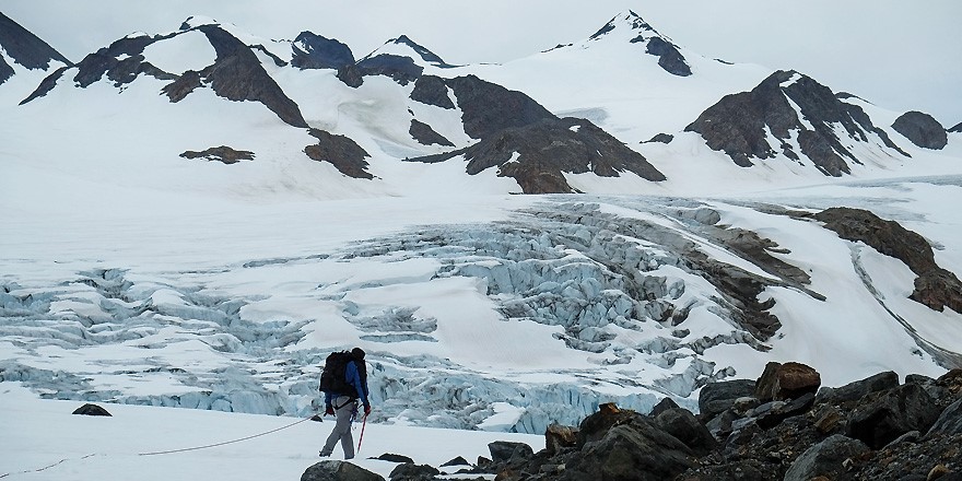 El guía José Naranjo en el glaciar de Apusiaajik, Kulusuk (Groenlandia).