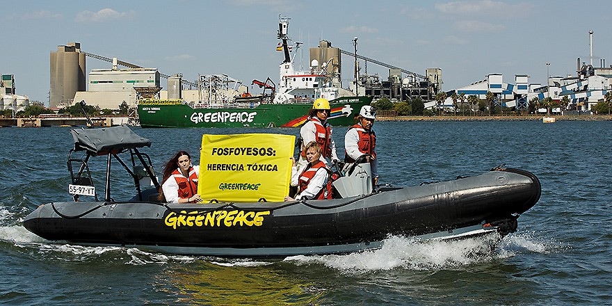 Activistas de Greenpeace denunciaron la grave situación de contaminación que vive la ciudad de Huelva mientras el barco Arctic Sunrise dejaba el puerto de la capital onubense. 