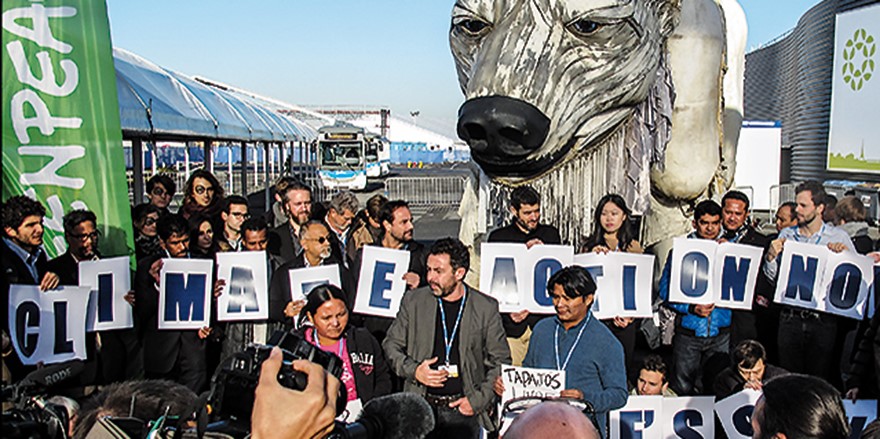 Una gigante osa polar de Greenpeace se unió a grupos ecologistas y pueblos indígenas para reclamar a los gobiernos que los derechos indígenas formaran parte de los acuerdos.
