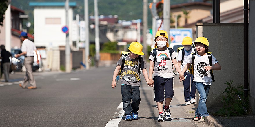 La población japonesa intenta aprender a vivir con la radiactividad. Los niños son los más expuestos.