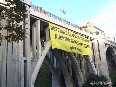 Greenpeace despliega una pancarta de 126 m2 en el centro de Madrid para reivindicar el derecho a la defensa del medio ambiente