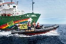 Greenpeace se posiciona en el punto donde Repsol planea iniciar sus prospecciones en Canarias