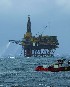 Greenpeace simula un vertido de petróleo en la playa de las Teresitas de Tenerife para alertar de la peligrosidad de las prospecciones