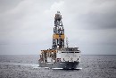 Greenpeace sobrevuela el barco con el que Repsol pretende sacar petróleo en Canarias