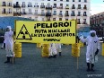 Greenpeace comienza en el Festival de San Sebastián una semana de “activismo de cine” desplegando una pancarta en la playa de la Concha