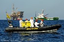 Activistas de Greenpeace piden frente a la plataforma petrolífera Casablanca el fin de las prospecciones de Repsol
