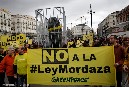 Greenpeace protesta contra la Ley Mordaza con una réplica de un león del Congreso enjaulado